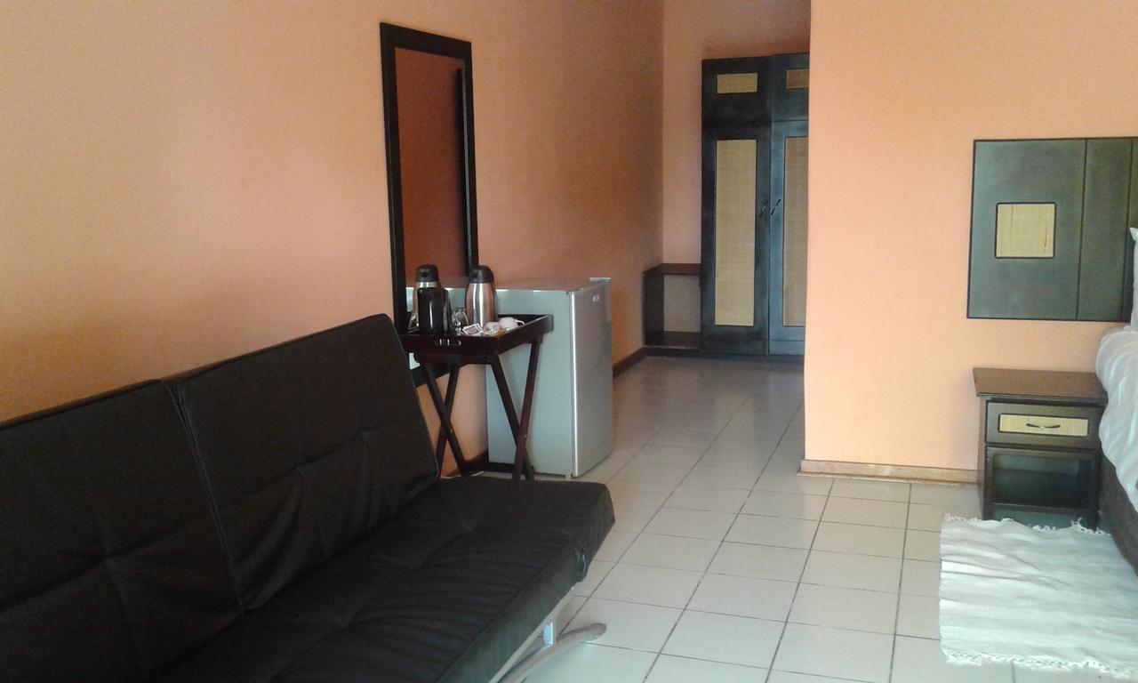 Larissa Hotel Маун Экстерьер фото